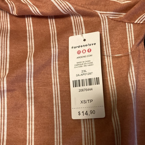 Ardene off the shoulder crop teeshirt. Elastic neck line and waist - Picture 2 of 3